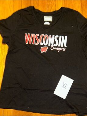 Wisconsin Badgers Black V-Neck T-Shirt W XL NWOT